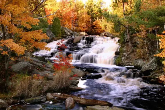 Duchesney-Falls-Hiking-Trail-North-Bay-Ontario-980×653-1