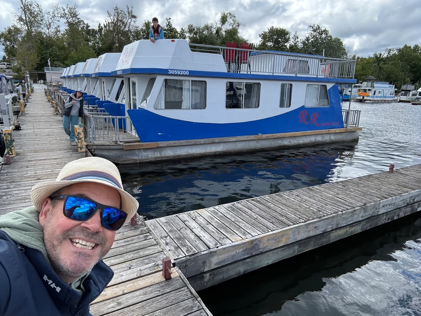 R & R Houseboat Rentals