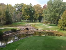 Six Foot Bay Resort : Golf Buckhorn