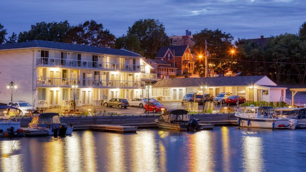 Picton Harbour Inn Docks